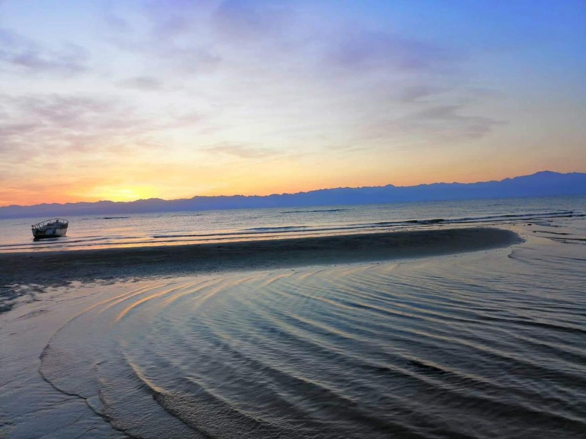 Sebaii Camp السباعى كامب شاطئ الترابين بجوار ويت بالس Ostello Nuweiba` Esterno foto