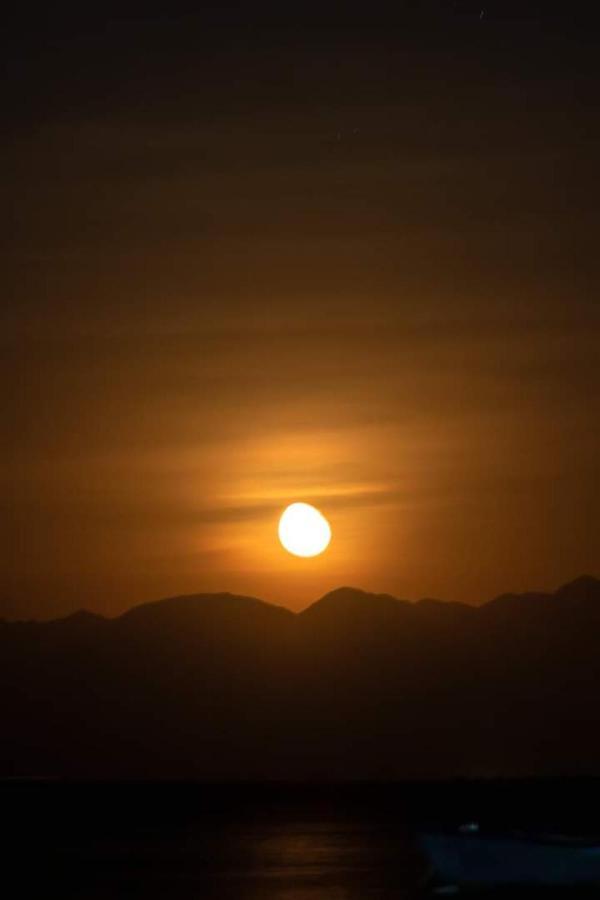 Sebaii Camp السباعى كامب شاطئ الترابين بجوار ويت بالس Ostello Nuweiba` Esterno foto