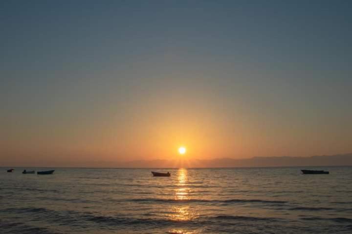 Sebaii Camp السباعى كامب شاطئ الترابين بجوار ويت بالس Ostello Nuweiba` Esterno foto